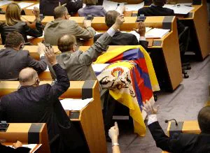 MAYORÍA. Los eurodiputados votan a mano alzada la resolución a favor de boicotear la inauguración de los Juegos Olímpicos. / REUTERS