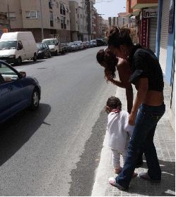 PELIGRO. Dos chicas, en el lugar del atropello. / PABLO SÁNCHEZ / AGM