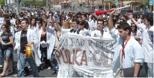 MOVILIZACIÓN. Universitarios protestan en Murcia contra la implantación de una facultad de Medicina por parte de la UCAM. / G. CARRIÓN
