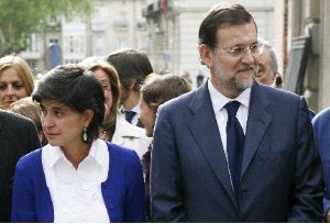 JUNTOS PERO NO REVUELTOS. María San Gil y Mariano Rajoy, ayer, en el homenaje al guardia civil asesinado por ETA en la localidad alavesa de Legutiano. / AFP