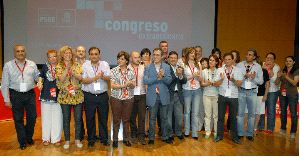LA DELEGACIÓN A MADRID. Los 29 delegados que representarán al PSOE murciano en el congreso federal posan juntos tras el congreso. / NACHO GARCÍA/AGM
