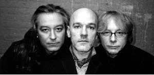 DE GIRA. Peter Buck, Michael Stipe y Mike Mills, los tres componentes de R.E.M., posan en una imagen promocional.