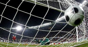 POR FIN. El balón lanzado por Cesc Fábregas impacta en la red y España se clasifica para las semifinales. / AFP