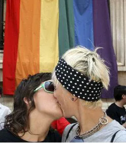 MUJER CONTRA MUJER. Dos jóvenes se besan en la celebración del día del Orgullo en Murcia. / EFE