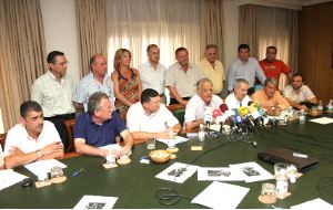 UNANIMIDAD. Los firmantes, durante la rueda de prensa ofrecida ayer en Murcia. / RAFA FRANCÉS / AGM
