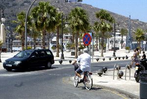 A DOS RUEDAS POR EL MUELLE. Un hombre pasea con una bicicleta               del servicio de préstamo por el bulevar del puerto. / M. GARCÍA / AGM