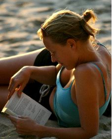 OCIO. Una chica lee un libro mientras toma el sol. / EFE