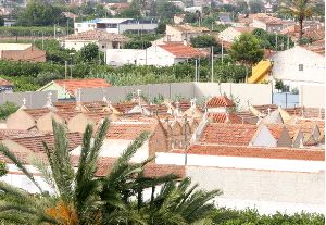 DESDE ARRIBA. El muro levantado (se ve detrás del cementerio viejo)           se encuentra muy próximo a las viviendas de la zona. VICENTE VICENS / AGM