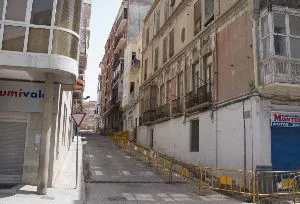 EN OBRAS. La calle del Pozo a su entrada desde La Serreta. / J. M. RODRÍGUEZ / AGM
