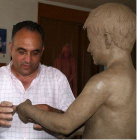 DETALLISTA. José Hernández se afana en lograr la perfección de una de sus esculturas para Beniel. /M. BARRANCO
