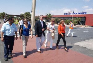 VISITA AL AERÓDROMO. Manuel Leal, concejal de Seguridad de San                Javier; Francisca Baraza, jefa de Costas; Rafael González Tovar, delegado del Gobierno; Pepa García, alcaldesa de San Javier y Ángela Navarro,                   directora del aeropuerto de San Javier. / ALEXIA SALAS