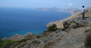 BELLEZA NATURAL. Un senderista mira desde el collado de Roldán la costa cartagenera; al fondo el Cabo Tiñoso. / LA VERDAD