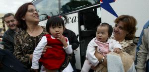 MÁS DIFÍCIL. En la imagen de archivo, dos murcianas con sus hijas adoptadas en China, país que ha endurecido los requisitos. / LA VERDAD