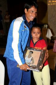 ÍDOLO. Jefferson Pérez con una pequeña fan ecuatoriana. / R. FRANCÉS