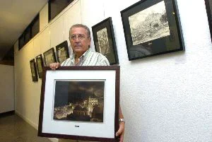 EL AUTOR. Pedro Mínguez con uno de sus cuadros en el Centro Cultural. / PACO ALONSO / AGM
