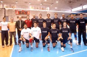 EN SUPERLIGA. Equipo del CAV UCAM Voleibol, que hizo ayer su presentación. / ISRAEL SÁNCHEZ