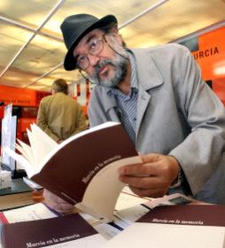 LIBRO. Pedro Soler presentó ayer Murcia en la memoria. / v.V.