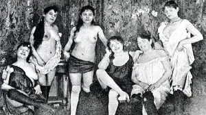 EN CUEROS. Una de las pocas fotografías que existen de varias prostitutas posando ante la cámara. La instantánea fue tomada hace casi 100 años en París; pero documentos similares circulaban por la Región y eran muy cotizados por algunos. / LV