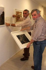 TEXTOS Y FOTOS. José Carlos Ñíguez y su hermano, Andrés Manuel, ayer, durante el montaje de la exposición. / PABLO SÁNCHEZ / AGM