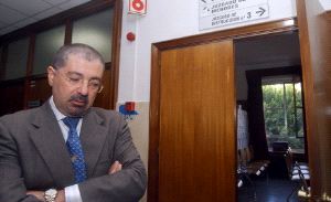 Antonio Alvarado espera pensativo                     antes de entrar en el despacho del juez./ ISRAEL SÁNACHEZ/ AGM