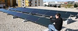 Panales solares en el IES Francisco Sabater, ayer durante la presentación de las nuevas instalaciones. / RAFA FRANCÉS