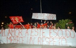 Los manifestantes mostraron su fidelidad al club con pancartas.