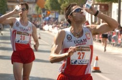 Juanma Molina, en primer término, y Benjamín Sánchez, por detrás, toman agua durante la prueba. / G. CARRIÓN