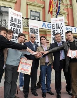 Del Amor, ayer con                   miembros del Consejo Local de la Juventud de Murcia. / NACHO GARCÍA /AGM