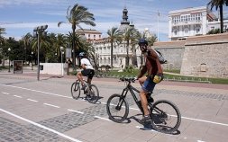 Dos ciclistas transitan por un tramo del vial Bastarreche-Muelle, recién pintado por el Ayuntamiento. / PABLO SÁNCHEZ / AGM