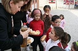 Un grupo de niños aprende a desayunar bien. / AYTO. S.