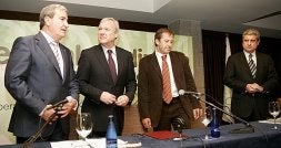 Martínez Gabaldón (i) y Valcárcel, anoche, en la asamblea de Fecoam. A la derecha, Miguel del Toro. / J. C. CAMPOY / AGM