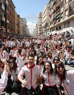 La principal arteria repleta de peñistas. / V. VICÉNS