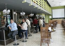Clientes en la barra de la nueva cafetería San Diego 17, ubicado muy cerca de la Universidad Politécnica. / J. M. RODRÍGUEZ / AGM