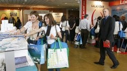Asistentes al congreso, ayer visitando uno de los                             expositores instalados en el Auditorio Regional. / JUAN LEAL