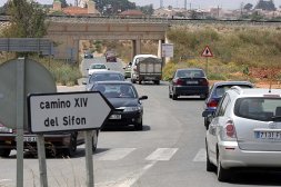 Decenas de conductores usan el camino de servicio del Sifón a diario. / PABLO SÁNCHEZ / AGM