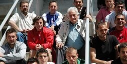 El presidente, el entrenador y jugadores del Lorca, en el Artés Carrasco. /PEDRO RE
