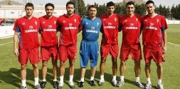 Sergio, Picó, Herreros, el entrenador Campos, Aguilera, Didac (que se está recuperando de una lesión) y Kike; coincidieron ayer en el campo de entrenamiento del Murcia. / J. LEAL