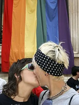 Dos chicas se besan durante la celebración del Orgullo Gay, el año pasado, en la plaza de Santo Domingo. / EFE