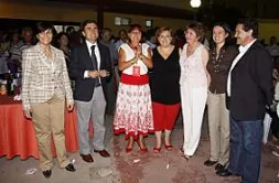 Rosa Peñalver, Pedro Saura y Gloria Martín, candidata, con los tres alcaldes socialistas del Mar Menor. / P.S. / AGM