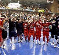 Los jugadores de El Pozo celebran la consecución de la liga; a la derecha, Vinicius, en el centro, el mejor de la final. / EFE / VICENTE VICÉNS / AGM