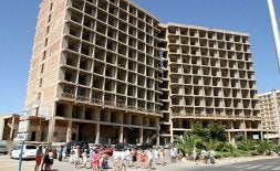 El hotel inacabado, en una imagen de archivo, será completado en el futuro. / LA VERDAD
