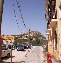 Un edificio nuevo en una de las calles que suben a Monte Sacro. / P. SÁNCHEZ / AGM