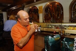 Un hombre enciende un cigarrillo ayer en una céntrica cafetería             de Murcia. / ISRAEL SÁNCHEZ / AGM