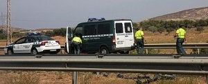 Varios guardias civiles toman muestras en el lugar del accidente. / P. SÁNCHEZ / AGM