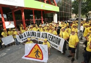 Los manifestantes ayer ante la sede de Iberdrola en Murcia. / VICENTE VICENS / AGM