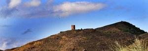 La torre, en la cima de la sierra de la diputación, es un vigía solitario pero no olvidado por sus vecinos. / PACO ALONSO / AGM