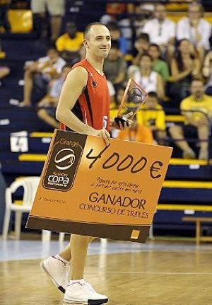 Pedro Robles con el trofeo tras ganar. / CANARIAS 7