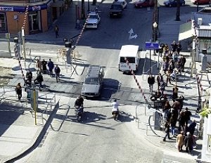 Paso a nivel en la calle Mayor. / G. CARRIÓN / AGM