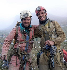 Pedro Rodríguez y Jesús Martínez tras salir a la superficie desde la sima Krubera-Voronya. / CEDIDA POR J. MARTÍNEZ