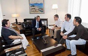 Montero y Guillén, con los organizadores. / LV